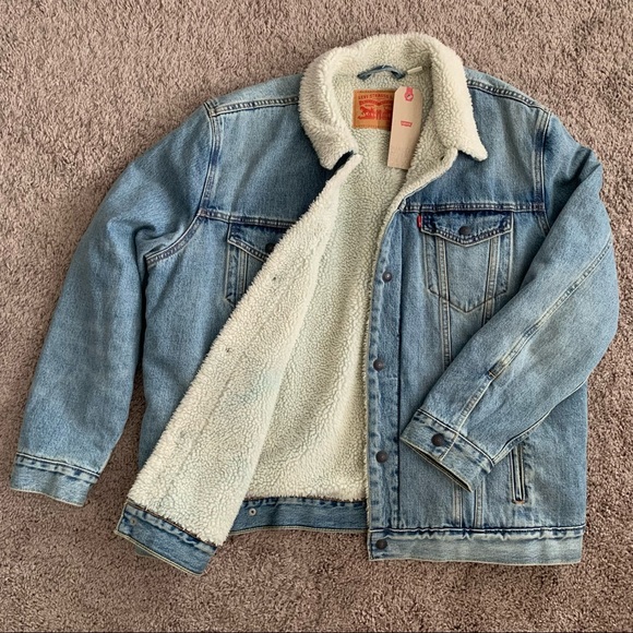 SOLD!! Levi’s Men's Denim Sherpa Lined Trucker Jacket - Picture 2 of 7